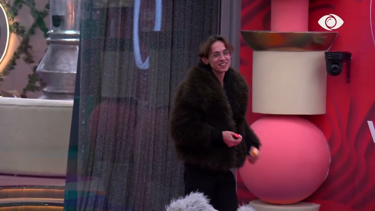 Gjesti ngacmon Vserlon, shpërthen në të qeshura me Tirin