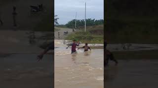 preview picture of video 'Banjir di bengkulu,  sungai desa gunung payung meluap sampai ke jalan tambang'