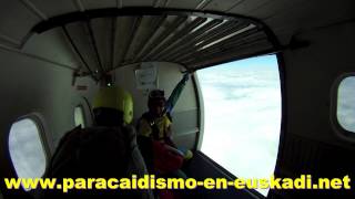 preview picture of video '20120630 uno lanzado de cabeza desde la Twin Otter PEEy'