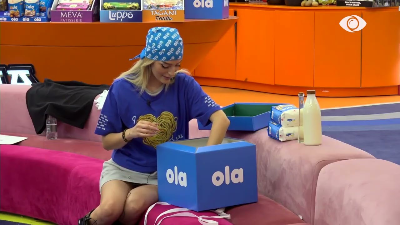 Selin hap kutinë e saj nga Ola, për të përgatitur recetën