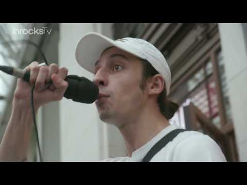 Roméo Elvis en concert surprise dans le Relay de la Gare de Lyon pour Les Inrocks