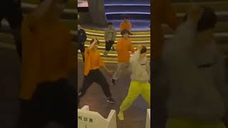 Download lagu the way sunoo got up immediately to dance to txt’s crown 😭 #txt #sunoo #enhypen #iland mp3