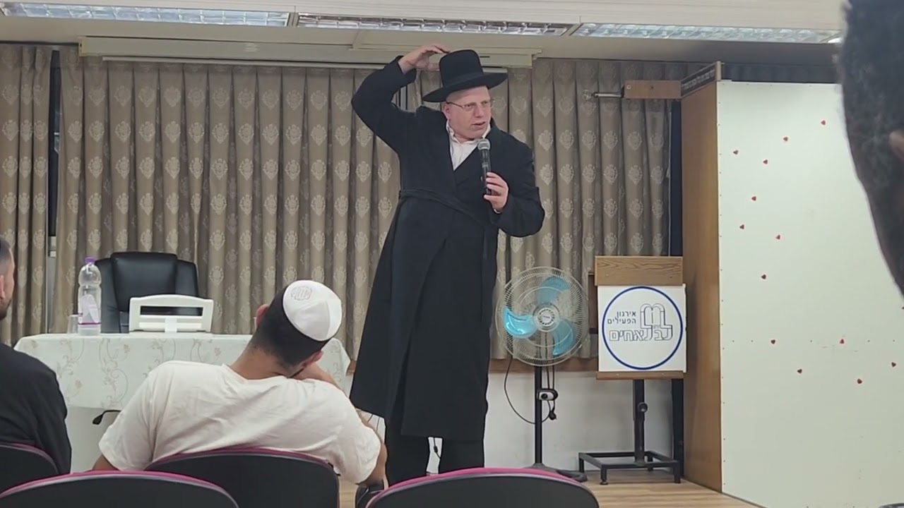 הרב ליאור גלזר משמח את הצעירים,בבית מדרש לב לאחים חדרה.