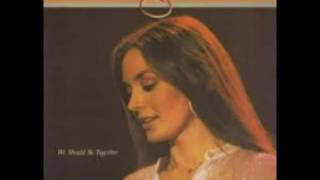 Crystal Gayle- Everybody&#39;s Reaching Out For Someone