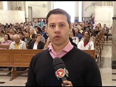 JF: Centenas de pessoas acompanham missa e recebem os pães de Santo Antônio