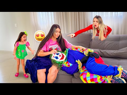 ENCONTRAMOS A LARISSA MEXENDO NO CABELO DO PALHAÇO! 