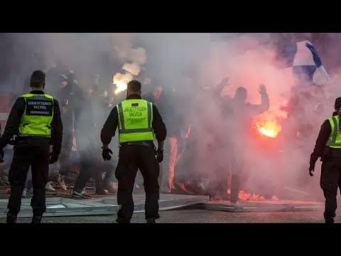 HIFK burning HJK banderol and HJK storming the field in Stadin derby 2022
