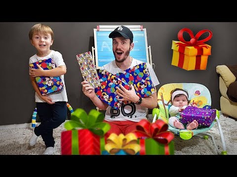 ABRINDO PRESENTES DO DIA DAS CRIANÇAS!! Brinquedos Toys R Us - HotWheels, PlayDoh, Lightning Mcqueen