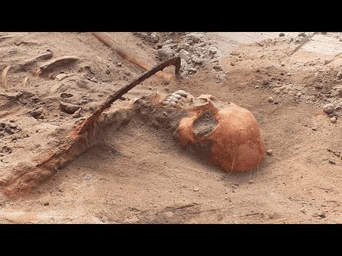 Als Vampir mit Sichel am Genick vergraben: Archäologen finden mysteriöses Frauen-Skelett