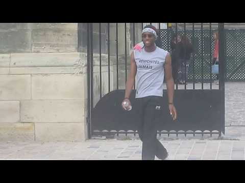 Jordan Siebatcheu danse devant la cathédrale de Reims 120518