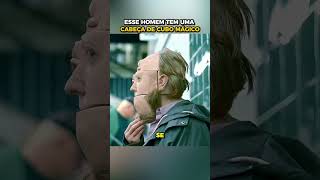 Esse homem tem uma cabeça de cubo mágico