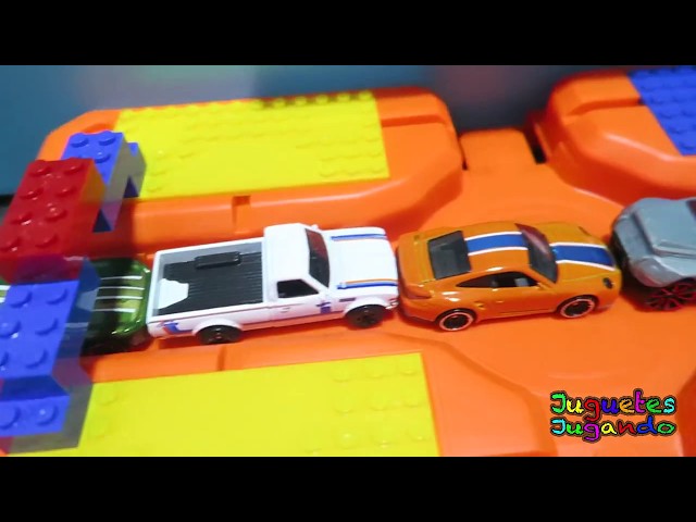 Vídeo relacionado con Hot Wheels Track Builder - Juego de pista (30 cm, 2 piezas moldeadas y 1 flexible de 30 cm y 2 adaptadores JDW41)