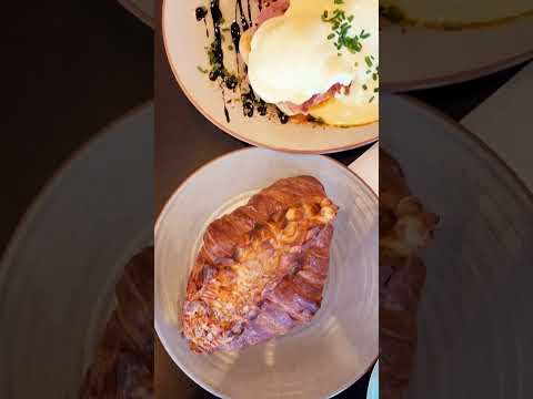Ovos benny × croissant no domingo de manhã#brunch no Coffee Club×Millennial indulge. Café cantado