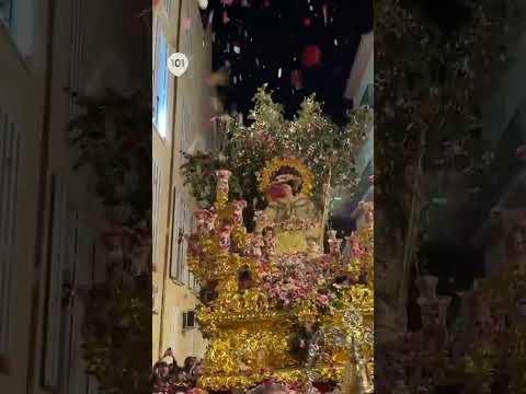 Málaga se rinde a la Divina Pastora y la recibe con una petalada