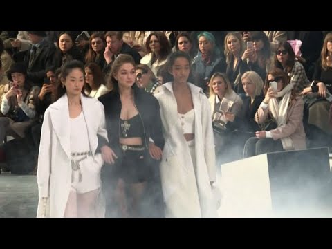 Moda, sulla passerella di Chanel la nostralgia degli anni '80