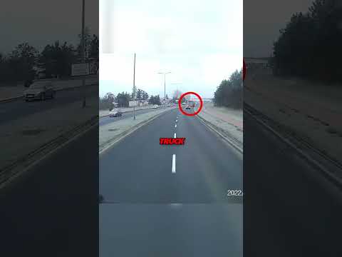 Zwei LKW Fahrer erteilen aggressivem Autofahrer eine Lektion! 😱 Videocredits: @Maciekbac