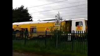 preview picture of video 'Newton le Willows 16.6.2013 - Colas DR 73909 Saturn passing Vulcan Village'