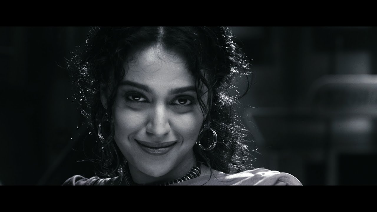 Ek Ladki Bheegi Bhaagi Si Lyrics  | Listen… Amaya | Farooq Shaikh, Deepti Naval | Kunal Ganjawala | Indraneel Hariharan