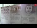 Gedetineerden leiden bezoekers rond tijdens tentoonstelling over Anne Frank