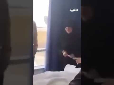 شاهد بالفيديو.. "أطلبكم ورث"..  أيمن حسين ممازحاً خاله بعد وصوله برفقة والدته للكويت للاطمئنان على صحته