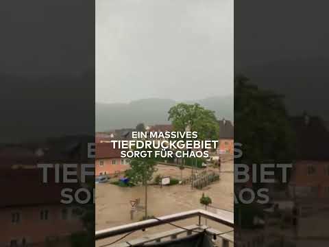 STEIERMARK: Unwetter-Alarm! Schlammlawine reißt alles mit I WELT #shorts
