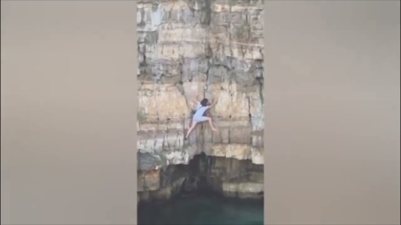 Polignano a Mare, si arrampica sulla scogliera di Lama Monachile ma si blocca: il video diventa ...