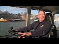 Heldhaftige schipper watertaxi redt man uit het water