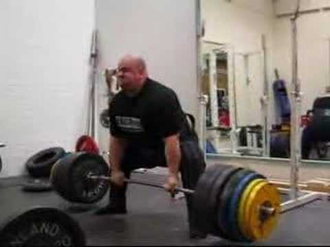 Kenta drar marklyft på träning