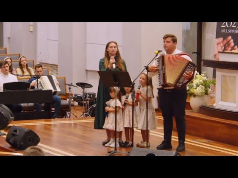 Familia Cibu - Copil cu privirea senină 