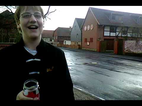 Junge trinkt Wurstwasser