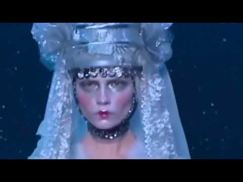 Natasha Poly catwalk