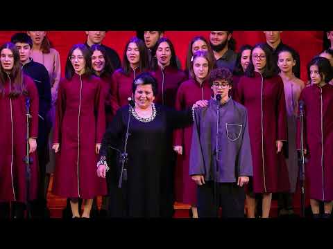 ლელა თათარაიძე და სალოტბარო სკოლის მოსწავლეები