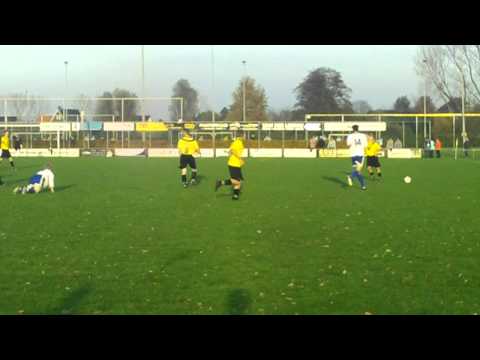 Kort spelmoment uit de Zederikderby tussen sv Meerkerk en Ameide