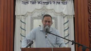 אשר יצר את האדם בחכמה | הרב שלומי בן יאיר | תפילה (ישיבת אפיקי דעת שדרות) - התמונה מוצגת ישירות מתוך אתר האינטרנט יוטיוב. זכויות היוצרים בתמונה שייכות ליוצרה. קישור קרדיט למקור התוכן נמצא בתוך דף הסרטון