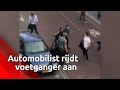 Omstanders voorkomen dat de dronken bestuurder wegrijdt.