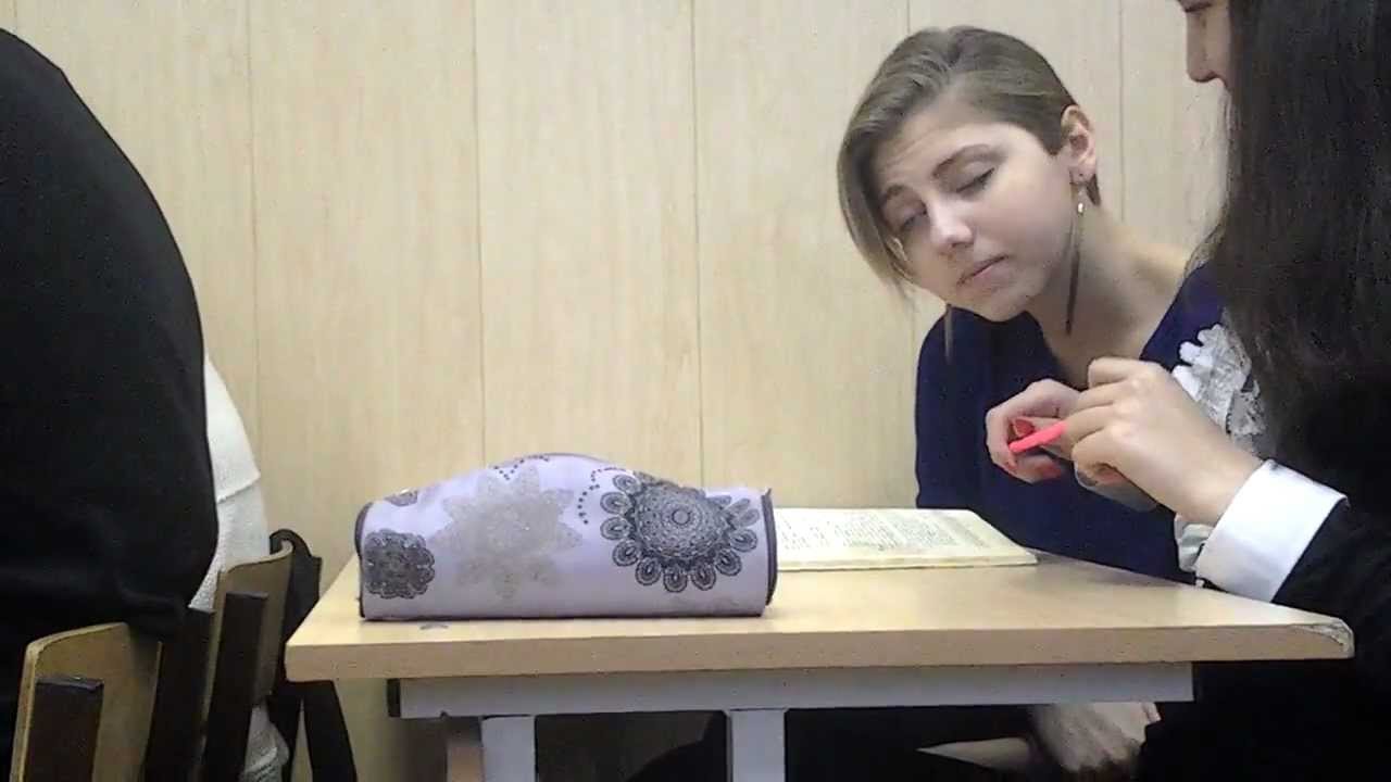 девочки которые описались. описалась в школе. девушки описались на уроках. девочка описалась в штаны. описавшиеся девушки в школе.