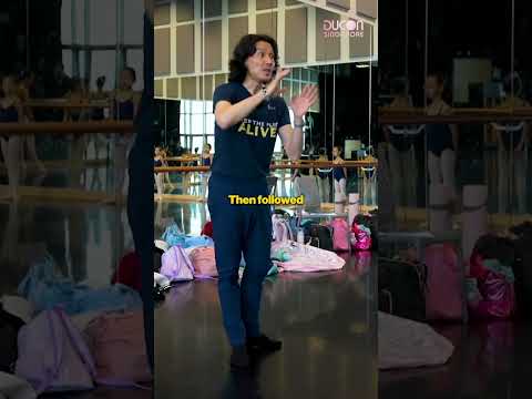 Ο Runqiao Du [Ράντσαο Ντου] διδάσκει τη χρήση των αρθρώσεων του άκρου ποδός (μετατάρσια) σε μια κίνηση της τεχνικής του μπαλέτου.