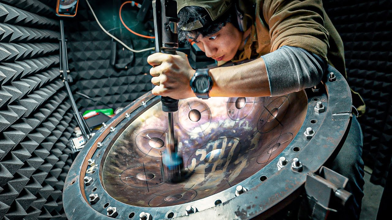 ハンドパンの製造。鉄板が繊細な音色の楽器になる、伝統技術との融合。