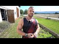Er hat ein Gym im Schweinestall