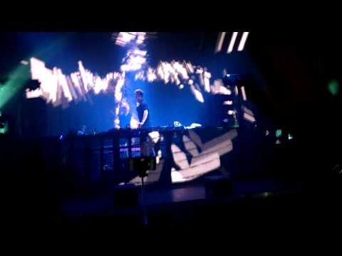 Martin Garrix feat. Dimitri Vegas and Like Mike - Tremor live