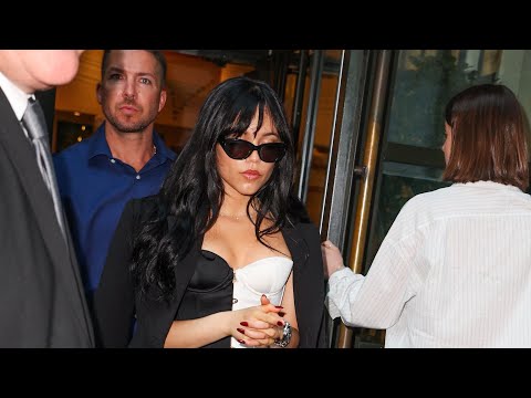 Hingucker: Jenna Ortega präsentiert sich im sexy Korsett