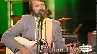 Glen Campbell Sings &quot;Rhinestone Cowboy&quot; &amp; Talks Guitar