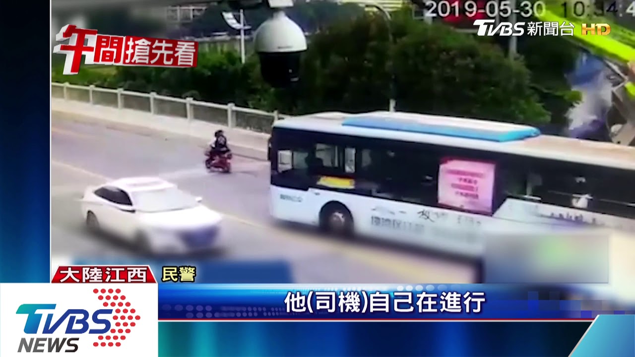 吊車突然側翻! 路人驚險閃身逃過一劫
