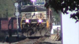 preview picture of video 'NS 9438 mixed freight southbound. Sunbury,Pa.10/05/11'