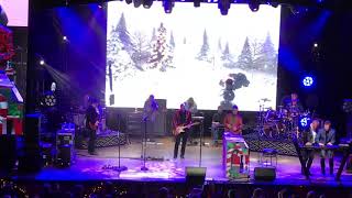 Phil Vassar and Lonestar playing Santa Claus is coming to town