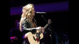 MIRIAM toca y el público canta CONMIGO SUFICIENTE