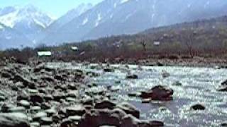 preview picture of video 'On the bank of Indus from Sonmarg Glacier, enjoy the sound of nature'