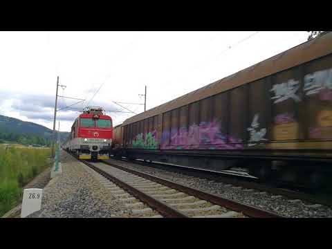 Nákladní vlak a Ex 120 Hradčany