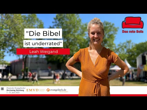 Auf der Suche nach Menschlichkeit | Leah Weigand auf dem roten Sofa beim Kirchentag