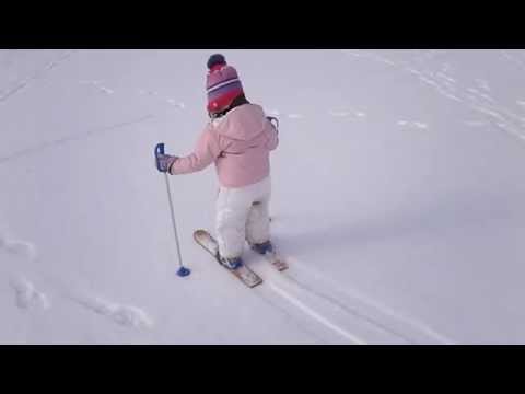 Emmina a Lavarone con gli sci per bimbi impara a sciare